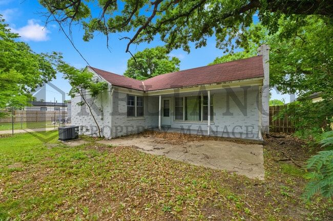 Foto del edificio - 1458 N Old Manor Rd