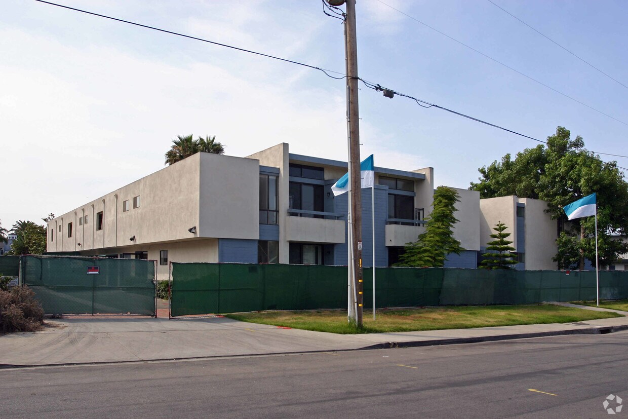 Primary Photo - 317 Pine Ave
