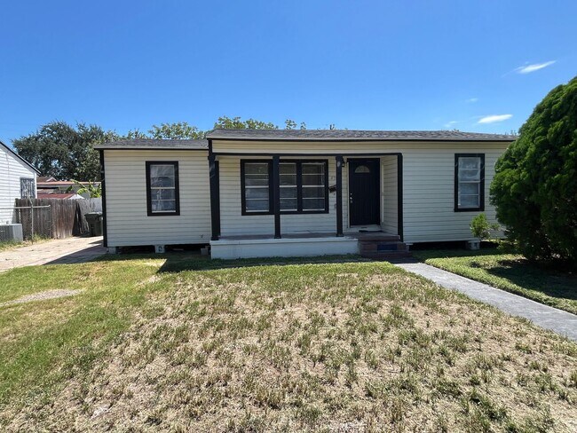 Building Photo - 3 BEDROOM 2 BATH WITH BACK APARTMENT