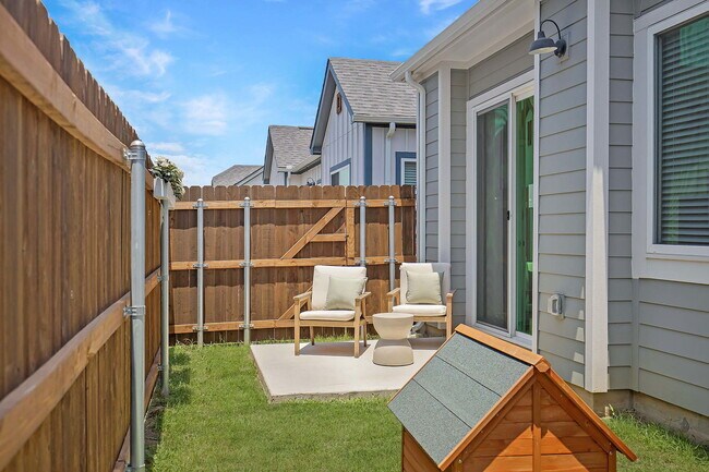 Foto del edificio - 5553 Lockhart Ln