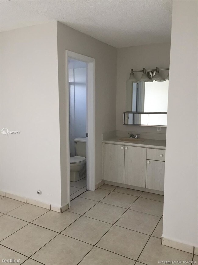 Foto del edificio - 3 br, 2 bath  - Casa Real Condo