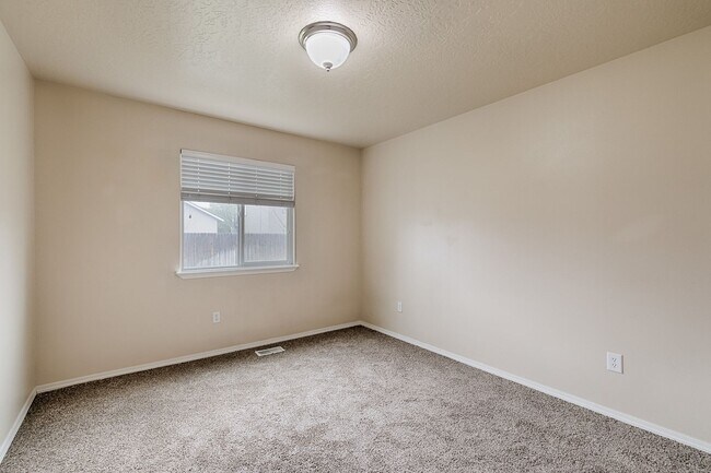 Foto del edificio - Beautiful home located in sought after Sundance Subdivision