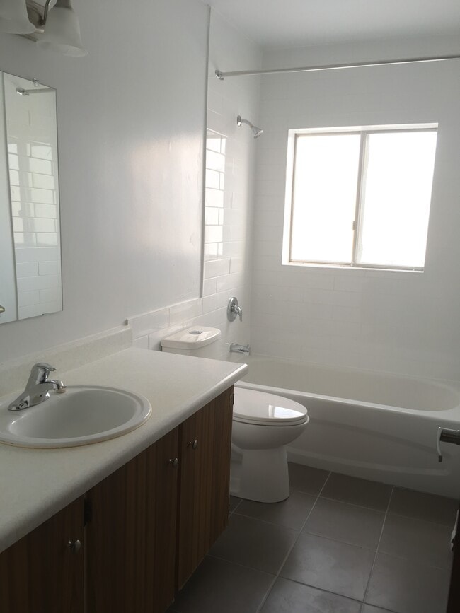Building Photo - 505 Parkside D