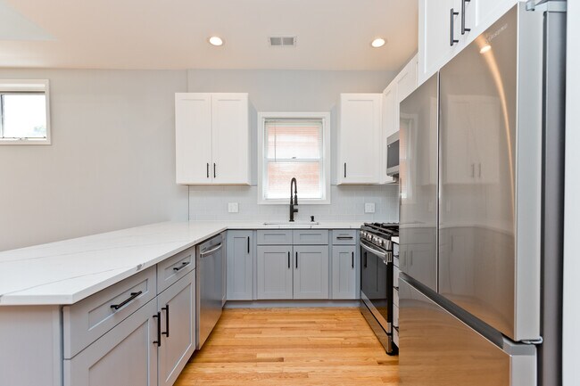 Building Photo - 2340 N Greenview Ave