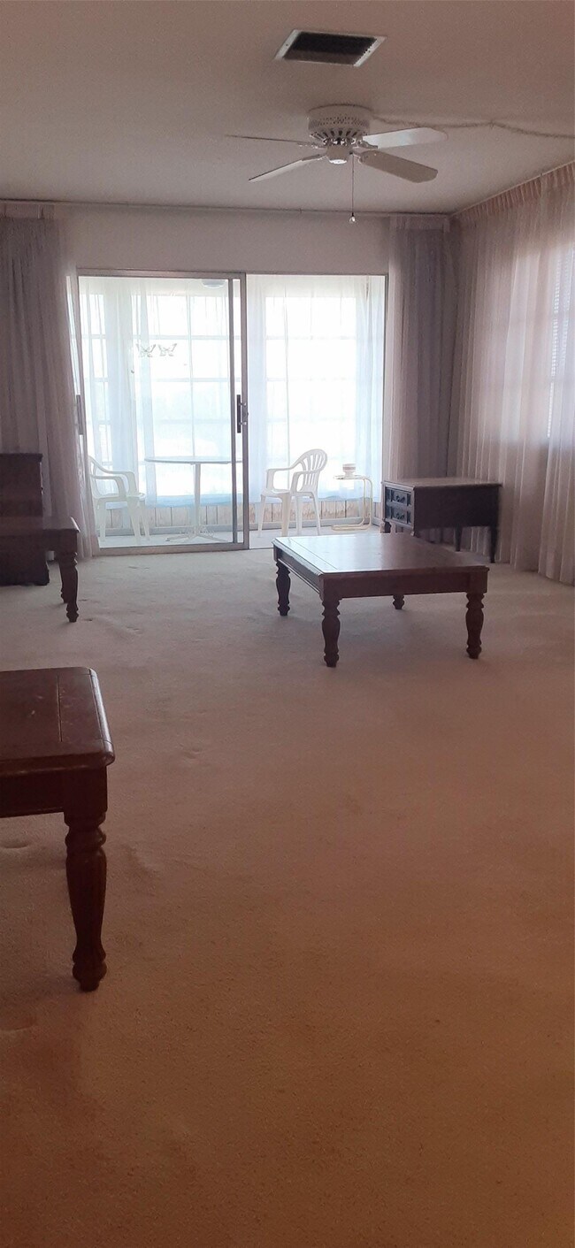 Large living room with lots of natural light - 941 Crystal Lake Dr