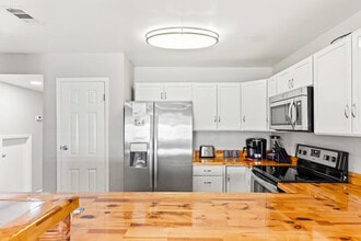 Building Photo - 5218 Beach Dr