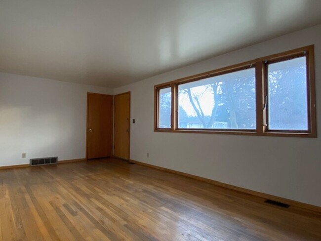 Building Photo - Central Valley Bungalow 3BR/1BA - Large Fe...