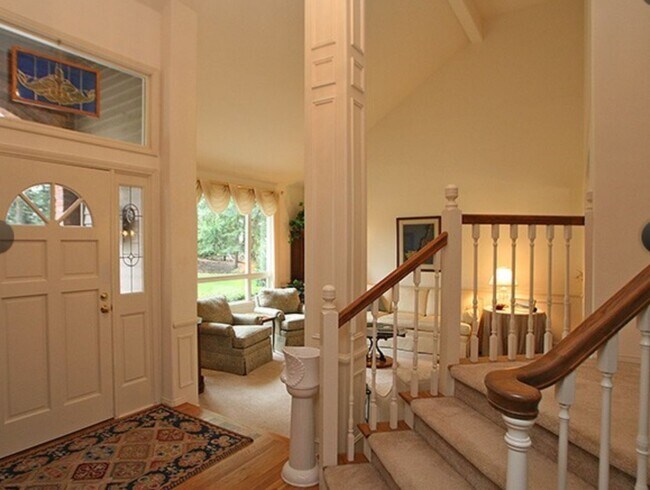 Building Photo - Beautiful bright 4 bed on acre with tons o...