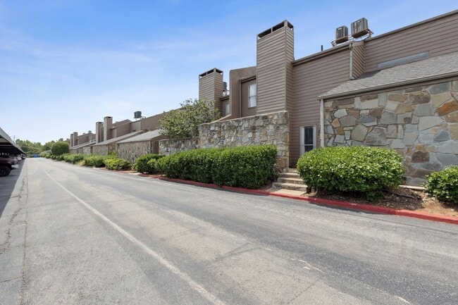 Foto del edificio - Spacious Condo for Rent Near Shopping