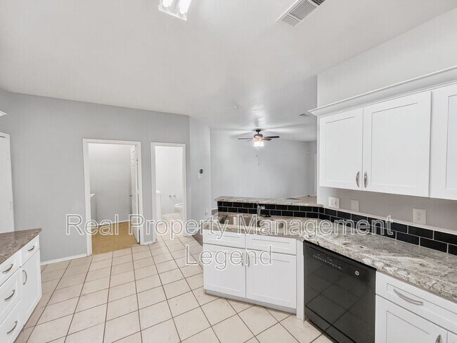 Foto del edificio - 3211 Roundtree Ln