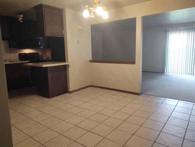 Dining area - 11 Shamrock Ct