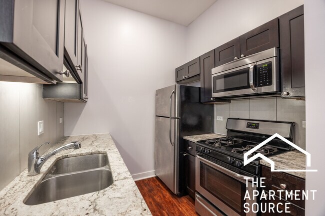 Foto del edificio - 2945 W Rosemont Ave