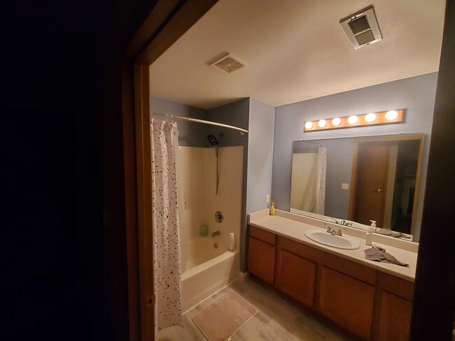 Baño principal - 956 Roseland Dr