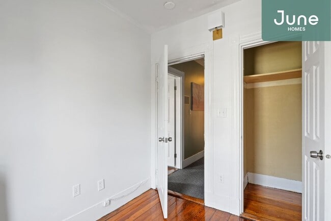 Building Photo - Queen room in 6-bed/2.0-bath Home