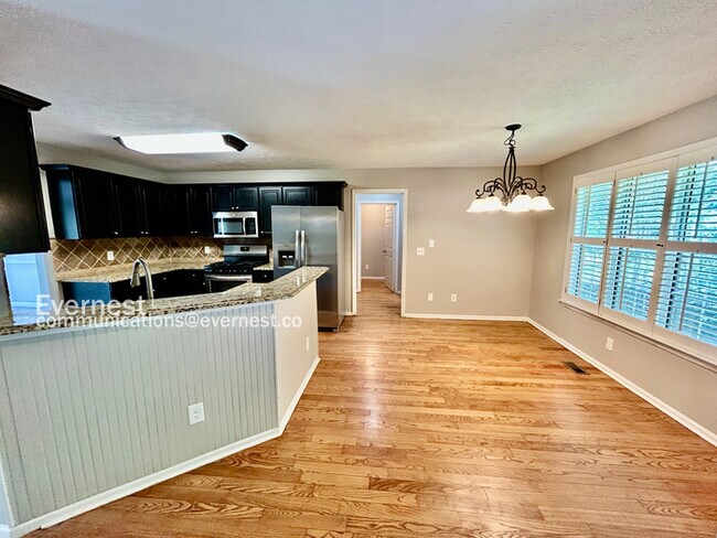 Foto del edificio - Limited Time Special Offer / Spacious 4 Bedroom Home in Suwanee / Large Yard / Pet Friendly