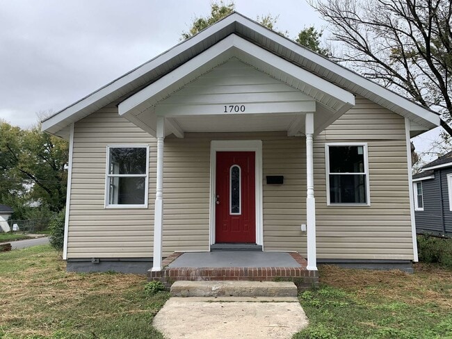 Building Photo - Recently renovated 3 bed 1.5 bath house