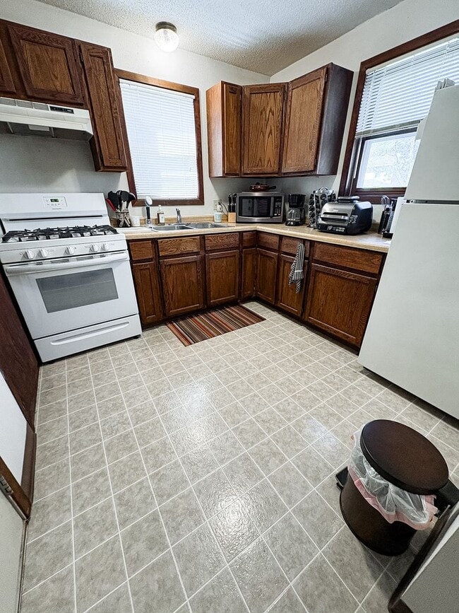 Building Photo - Spacious 1 Bedroom Apartment