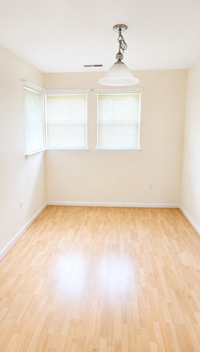 Foto del edificio - 8605 Falls Run Rd