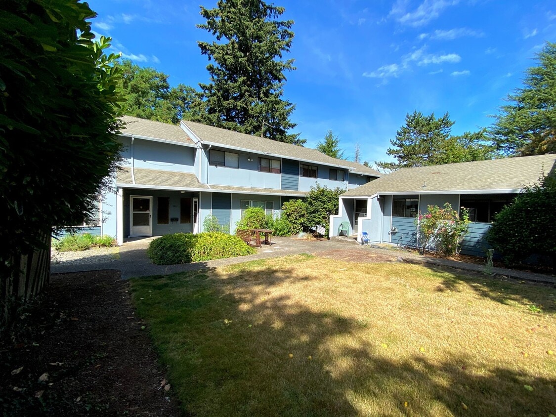 Primary Photo - Large, Updated 2 Bedroom, 1.5 bath Townouse in Lovely Multnomah Village