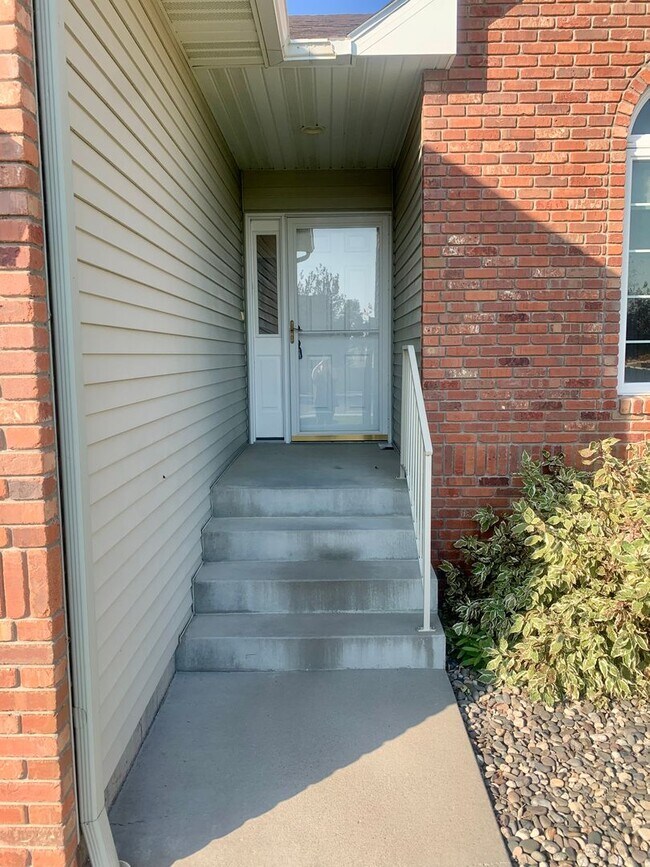 Building Photo - 3 bedroom 2 bath townhome