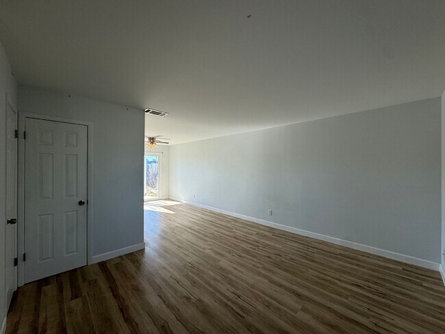 Foto del edificio - "Coastal Comfort Awaits: Charming 2-Bed Retreat on Beach Drive, Panama City Beach!"