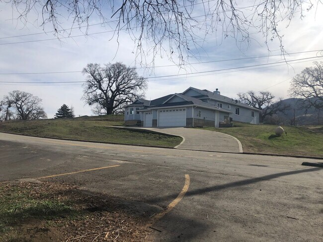 Building Photo - Stallion Springs Beauty - SPACIOUS 4+3 plu...
