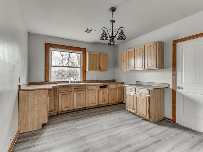 Building Photo - 118 S Miles Ave