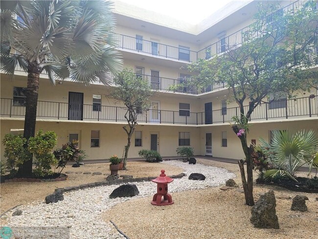 Building Photo - 2831 Somerset Dr