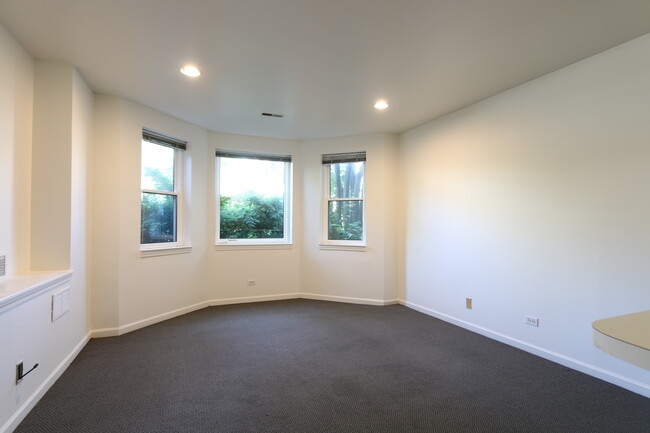 Building Photo - 826 S Bell Ave