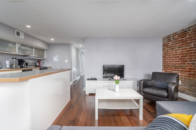 Foto del edificio - 2452 1/2 18th St NW