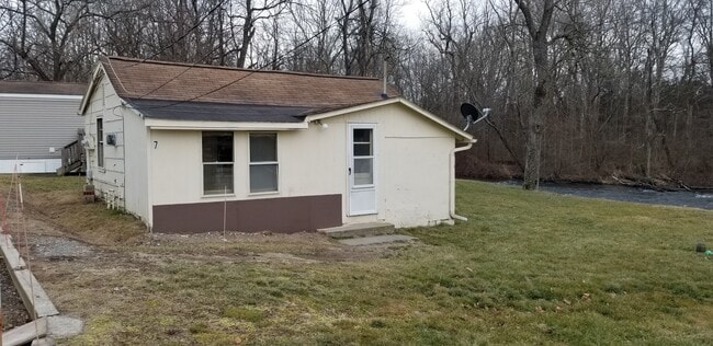 Building Photo - 7 Shoemakers Ln
