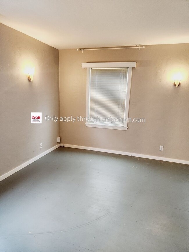 Building Photo - 936-940sa