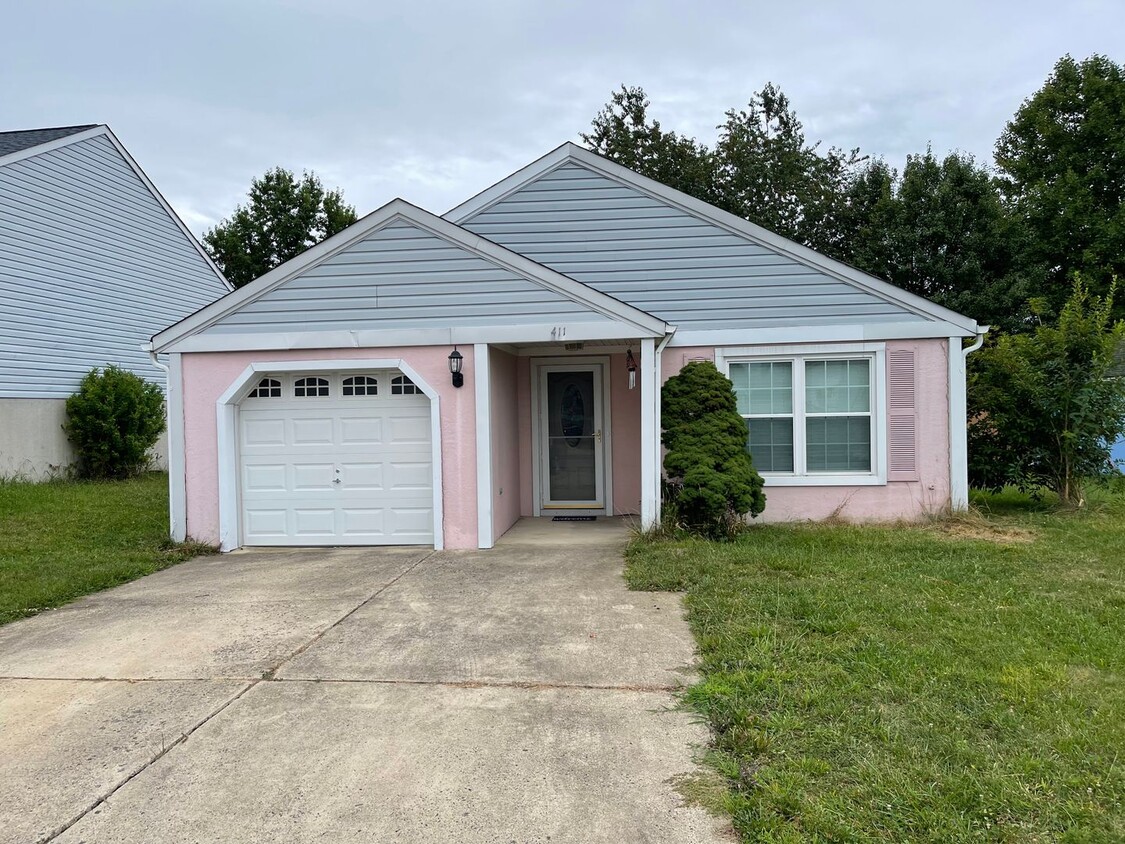 Foto principal - *Coming Soon* Charming 2 Bedroom, Close to...