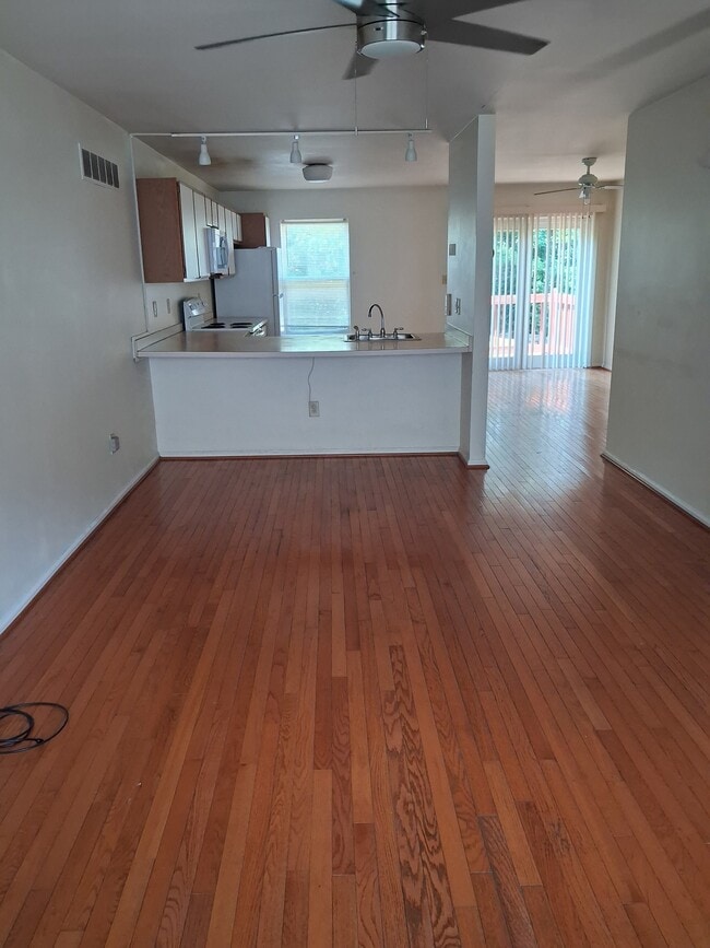 Building Photo - 136 Wimbledon Ct