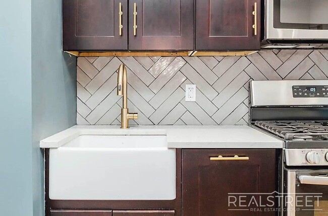 Building Photo - Central Avenue