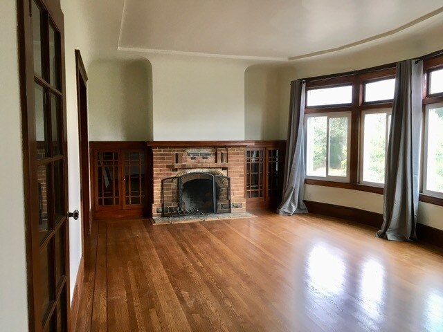 Living room (different angle) - 139 Lincoln Way