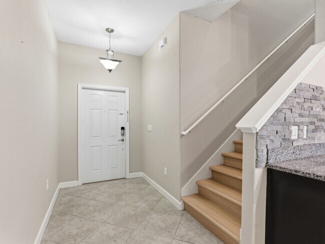 Foto del edificio - Stunning 3 BR + LOFT/2.5 BA /2-Car Garage townhome in the highly desirable GATED community of Hid...