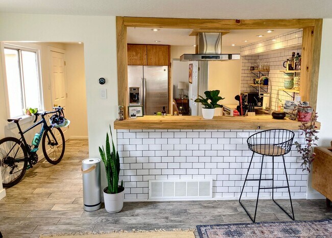 Building Photo - Darling Cottage Near SLCC!