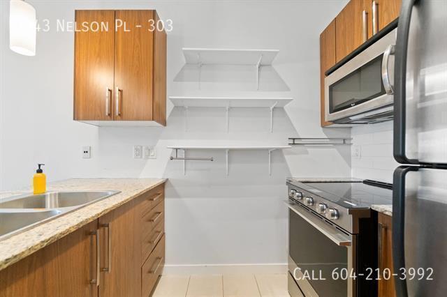 Building Photo - Spacious 1 Bedroom + Den Condo