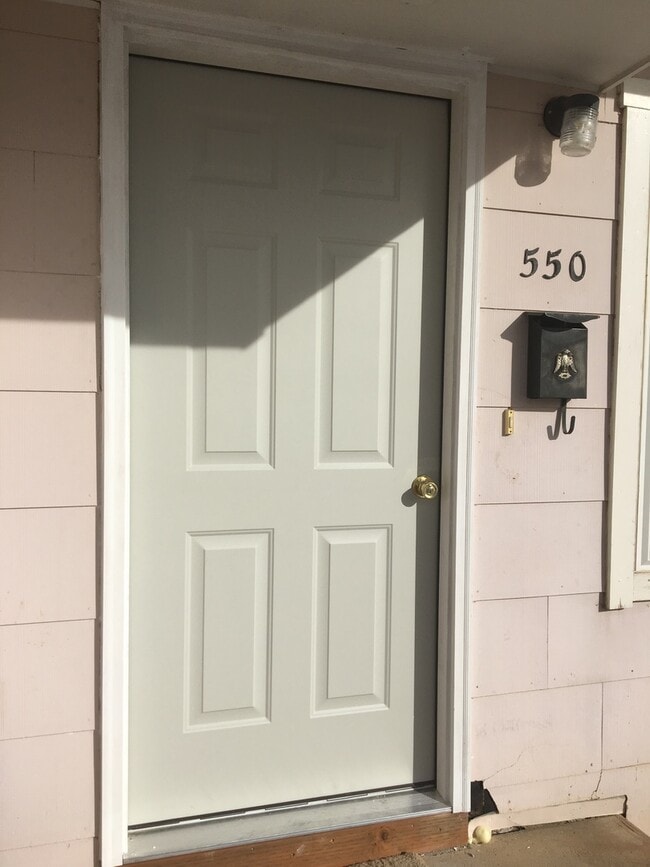 Building Photo - Great Location - 2 bedroom 1 bath duplex unit