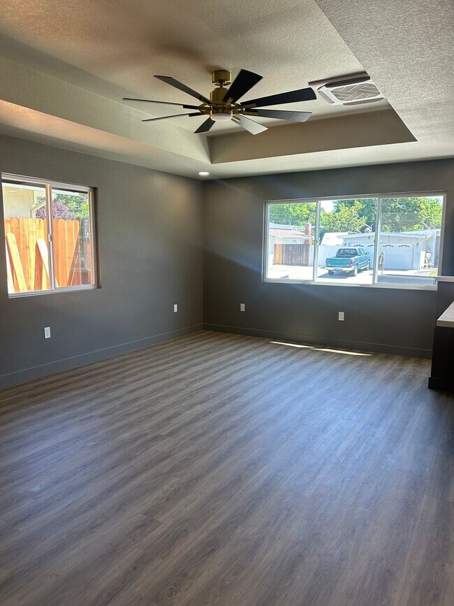 Building Photo - 3 Bedrom 2 Bath Duplex Fully Renovated