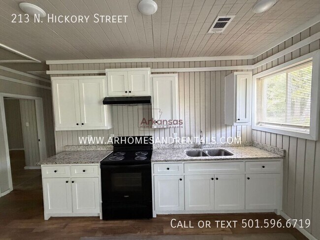 Building Photo - 213 N Hickory St