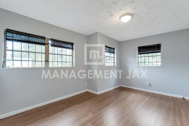 Building Photo - 1464 W 6th St