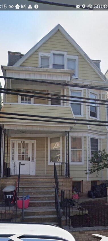 Primary Photo - 221 Jewett Ave
