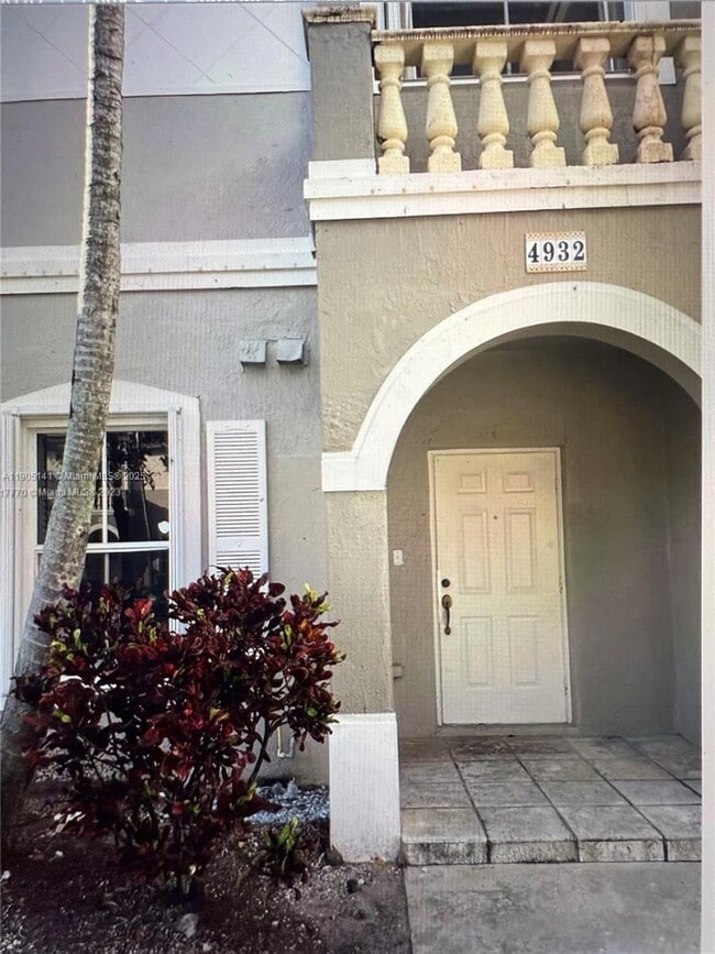 Foto del edificio - 4932 SW 140th Terrace