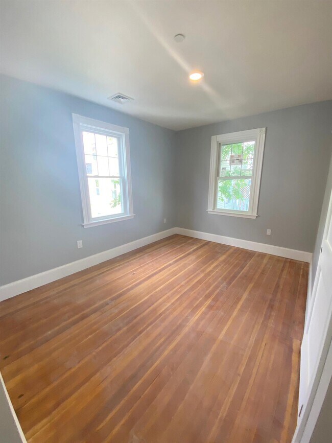 Building Photo - 32 Putnam Ave