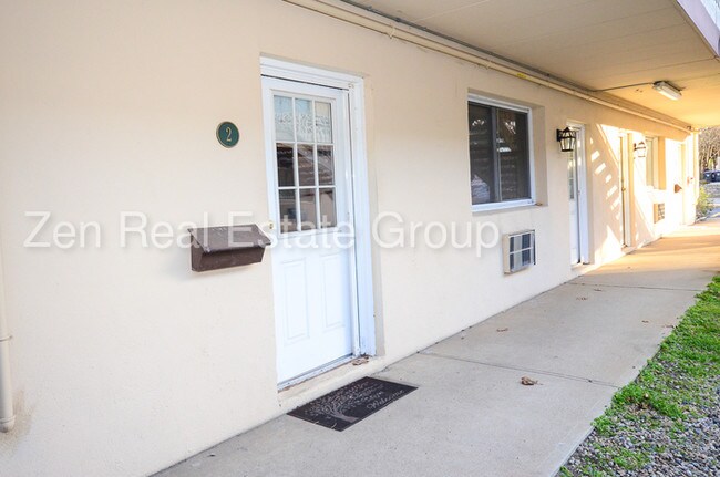 Building Photo - Recently Renovated 1 BDR (ZRG)