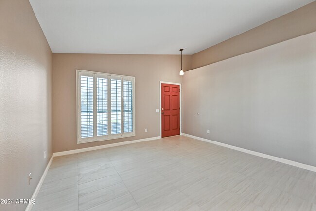 Building Photo - 1550 W Dublin Ct