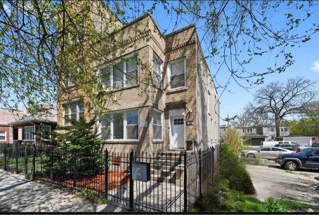 Building Photo - 411 N Hamlin Ave