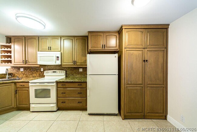 Building Photo - 6 Royal Palm Way